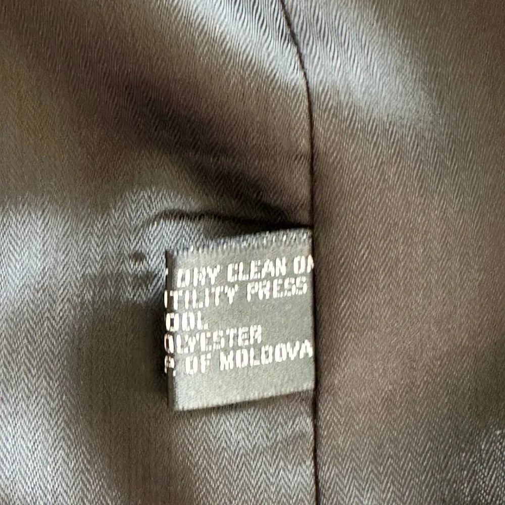 Barry men suit jacket and pants are size 40/32